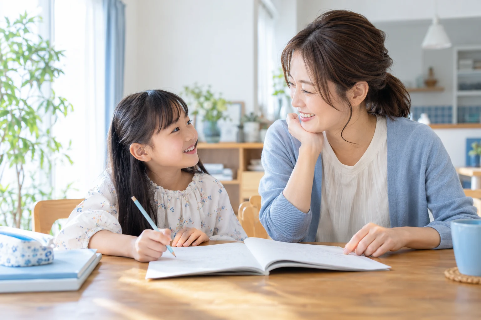 テーブルを囲んで会話する母親と娘